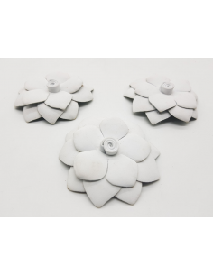 ADORNO FLOR EN PIEL BLANCO...